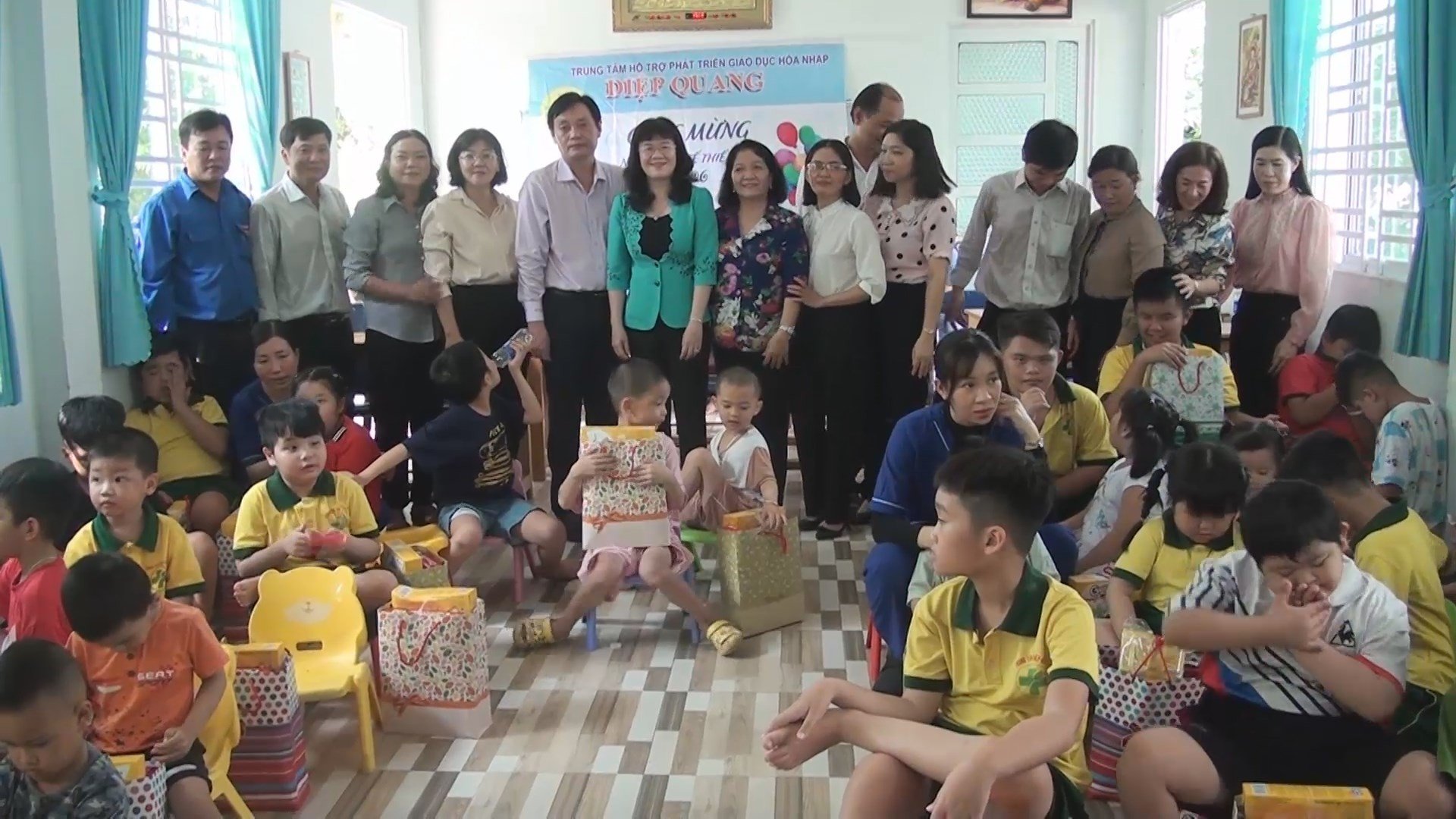 Tặng quà cho trẻ em có hoàn cảnh đặc biệt tại Cơ sở hỗ trợ phát triển giáo dục hòa nhập Diệp Quang
